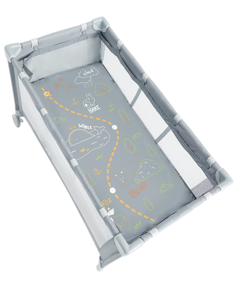 Манеж Piccolo+ 2023 В качестве кроватки Piccolo+ допустимо использовать до момента, пока малыш не научится садиться самостоятельно (6 мес.).